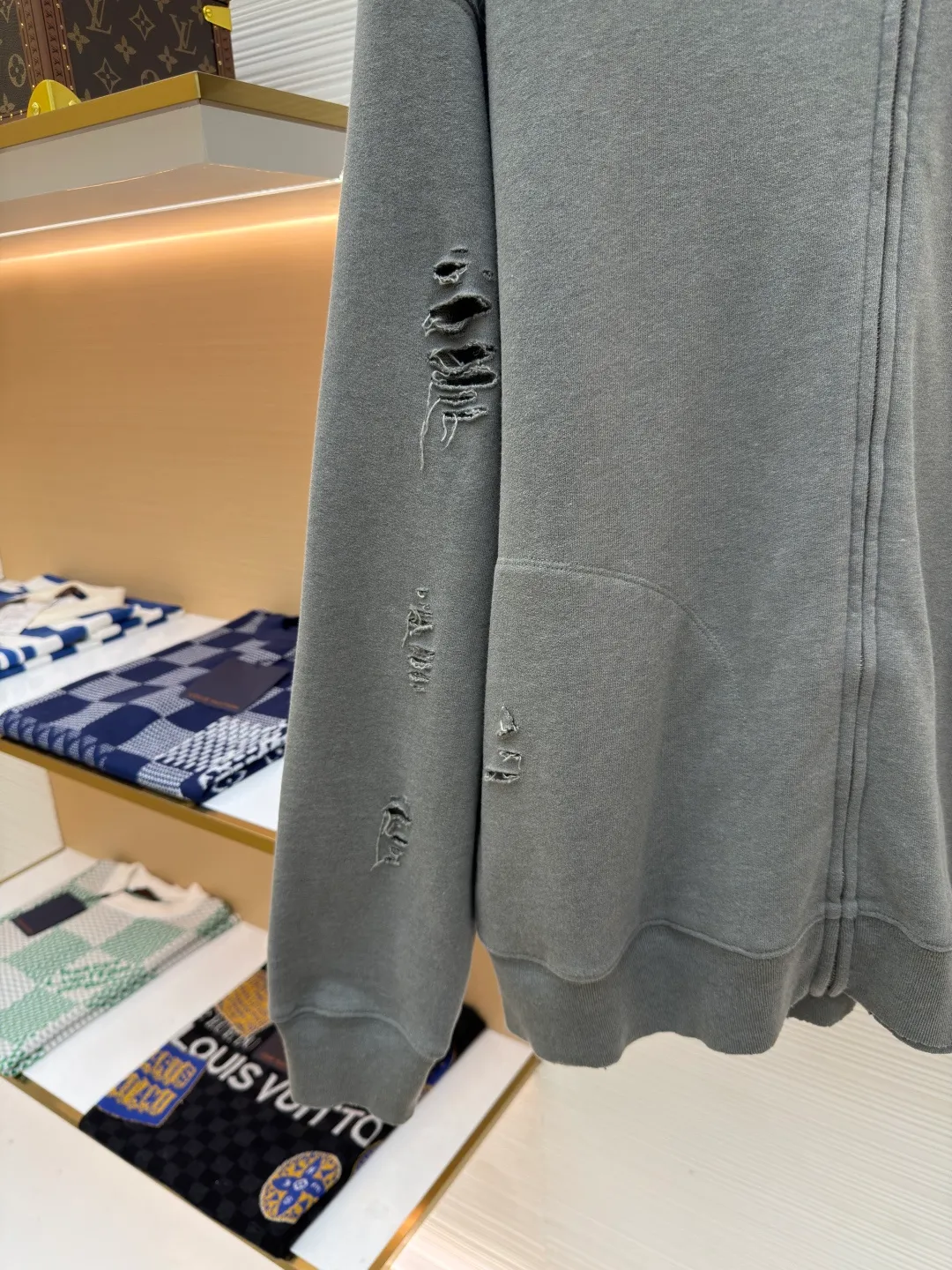 Acne Studios ripped distressed logo zipper jacket ●Authentic product: 4500 purchased and developed ●Item number: 1680387-B35 ●Fabric: Dream double-strand cotton plain fabric ●Technology: Distressed printing ●Version: loose version ●Weight: about 660 grams ●Size: S-M-L-XL ●Description: Customized dream double-strand cotton plain fabric with excellent texture and comfortable skin fit The main color is deep black, which is like the mottled rust on ancient copperware. The unruly soul of AcneStudios is engraved on the chest. The clever integration of hole elements and wanton swaying on the black canvas is a deliberate rebellion and a break away from the shackles of tradition. It is unique in the wave of trends. Glue printing is used. The chest printing is modified three times with the film screen. The glue liquid paint is used to print the pattern on the fabric. The fabric is baked to fix the printed pattern. Many parts of the body of the garment are worn and worn by pure artificial regularity, and hand brush marks are added to the surface of the garment to add texture and depth to imitate the texture of natural wear and tear. The fabrics have been washed to give them a better feel and texture. They are not easy to deform, shrink or fade, and maintain their long-lasting beauty. The overall color is consistent with no color difference. It can be matched with the same style to create a fashionable look, and can be used in various occasions. Customized accessories, complete with three standards, the same style for men and women!